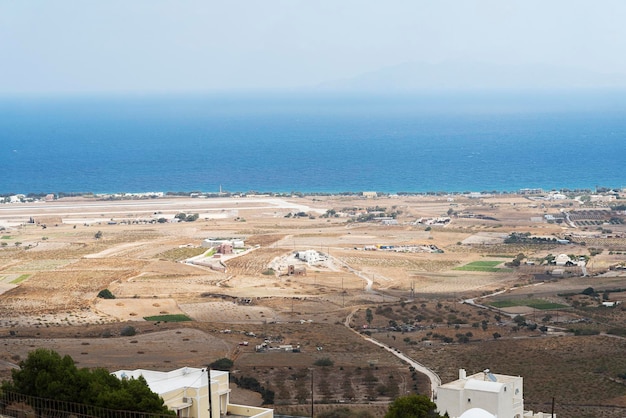 Foto casa en campo vista superior la isla de santorini