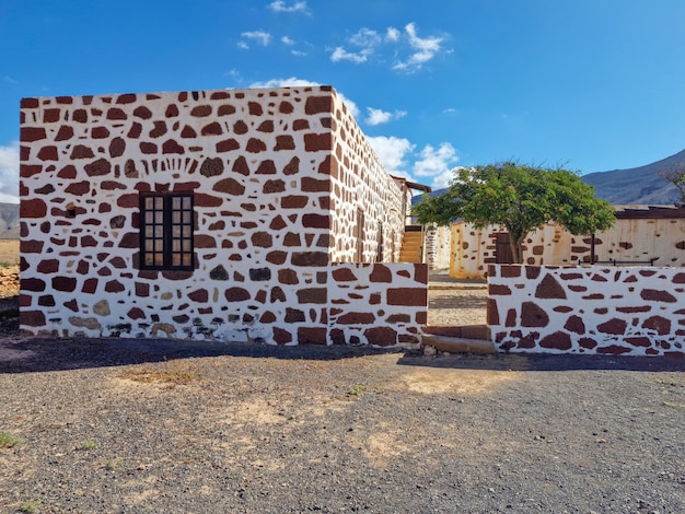 casa canaria tradicional en un día soleado