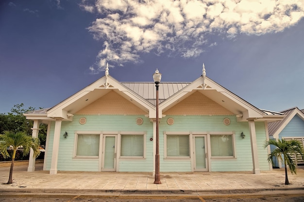 Casa cerrada de madera azul