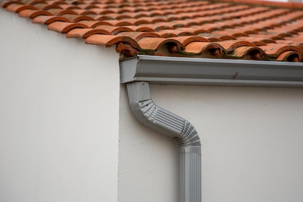 Casa cinza moderna calha de chuva impermeabilização fachada de telhado de canto em casa