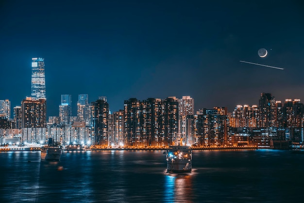 Casa de la ciudad del mar en la noche