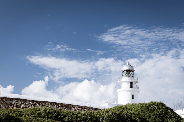 Casa clara branca tradicional em um dia ensolarado no tampão CavallerÃa, Menorca, Balearic Island, Espanha.