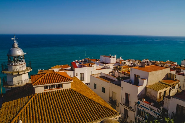 Casa clara, turismo, paisagem espanhola com mar azul profundo e arquitetura mediterrânea