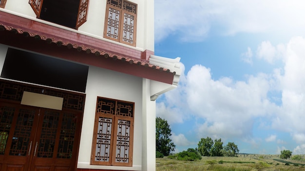 Casa clásica con decoración china de puertas y ventanas de madera.