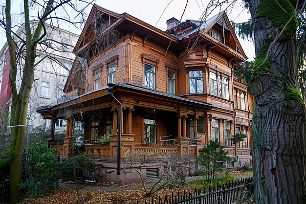 Casa clásica con varias ventanas y un amplio porche