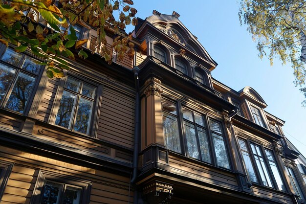 Foto casa clásica con varias ventanas y un amplio porche