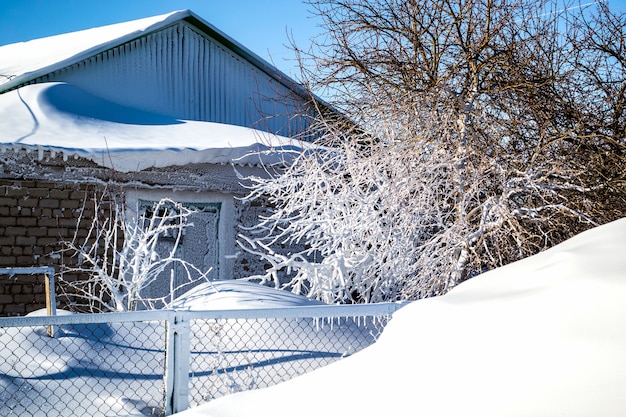 Casa coberta de neve após uma marcha de tempestade com neve