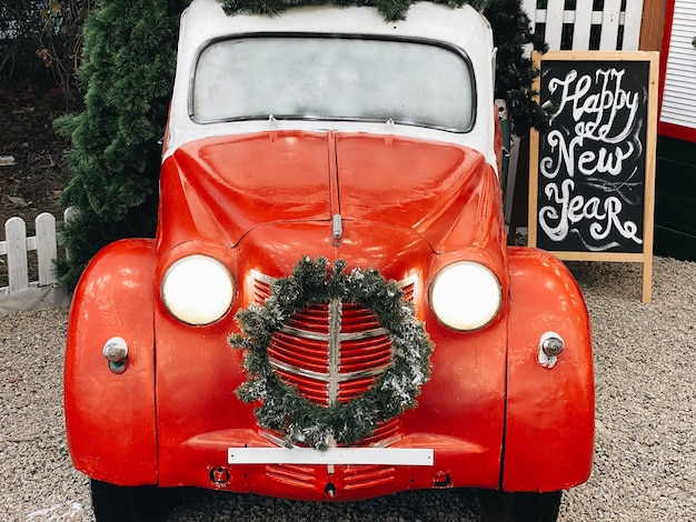 Casa con coche retro en adornos navideños