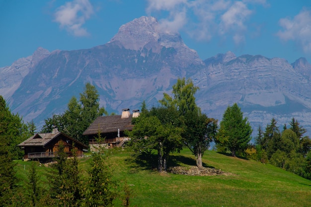 Una casa en una colina con una montaña al fondo