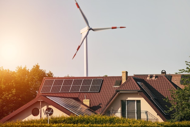 Casa com painéis solares Conceito de energia sustentável e renovável