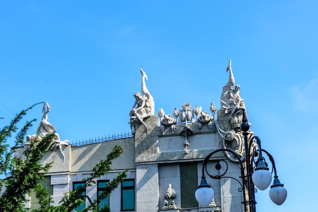 Casa com quimeras em Kiev Ucrânia O edifício Art Nouveau com esculturas dos animais míticos foi criado pelo arquiteto Vladislav Gorodetsky entre 1901 e 1903