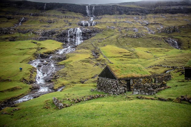 Casa com telhado verde em saksun