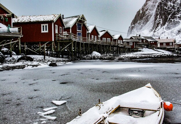 Casa congelada contra el cielo durante el invierno