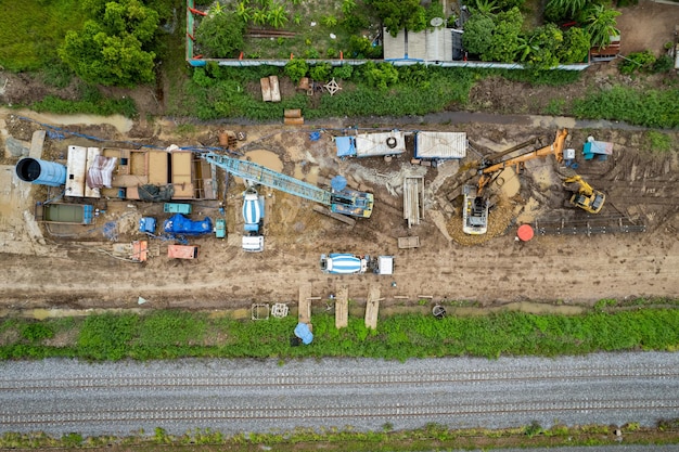 Casa de construcción de vista superior con excavadora