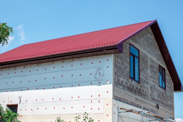 Casa construida con trabajos exteriores Aislamiento de las paredes exteriores de la casa con espuma de poliestireno Tecnologías y materiales