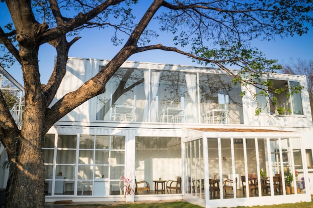 Casa del contenedor para mercancías contra fondo del cielo azul