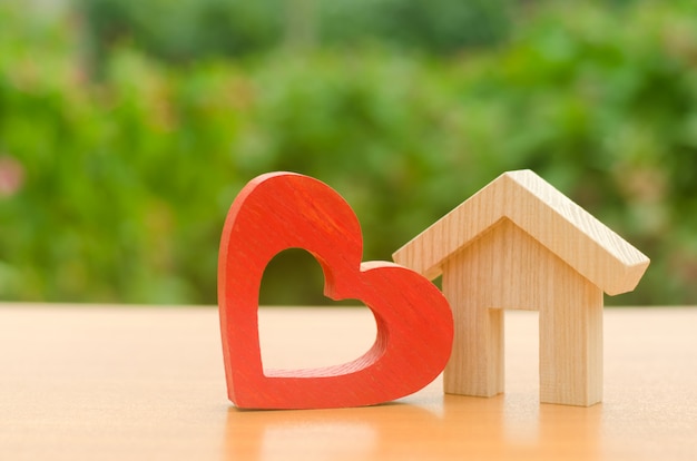 Foto casa con un corazón de madera roja