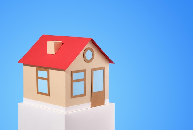 Casa creativa de papel con techo rojo Espacio para copiar texto