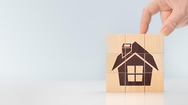 Casa en cubos de madera Concepto de fondo de bienes raíces de construcción Icono de casa en bloques de cubo de madera copia espacio anuncio para desarrollador de bienes raíces