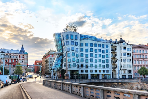 Casa Dançante de Praga, na República Tcheca, sem pessoas.