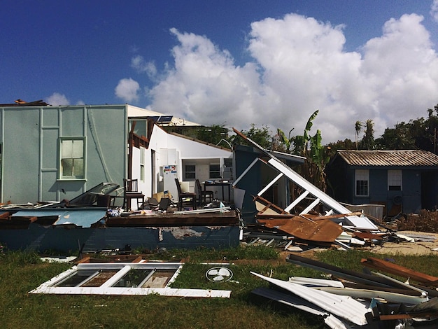 Foto casa danificada pelo furacão