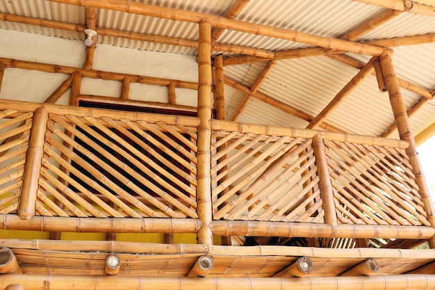 Casa de bambu, madeira natural, árvore de arte de textura de casa ecológica nos trópicos