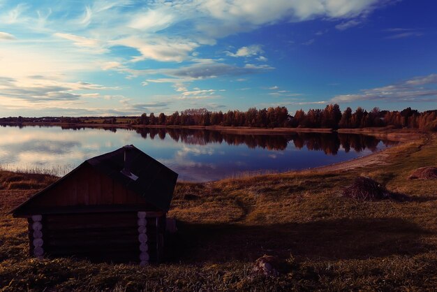 Foto casa de banho ao lado do lago rússia outono