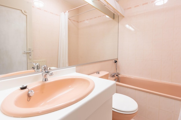 Casa de banho em casa, novo e brilhante interior de casa de banho com interior de armário de duche em vidro ladrilhado, concebido com branco e cor-de-rosa