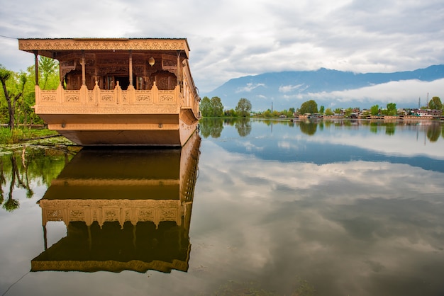 Casa de barco no lago para serviços de turista em Srinagar Kashmir, Índia.