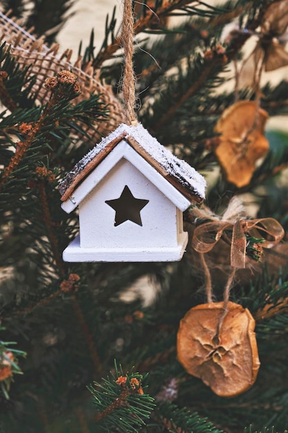 Casa de brinquedo de madeira vintage na árvore de natal enfeites naturais de natal para decoração de natal desperdício zero