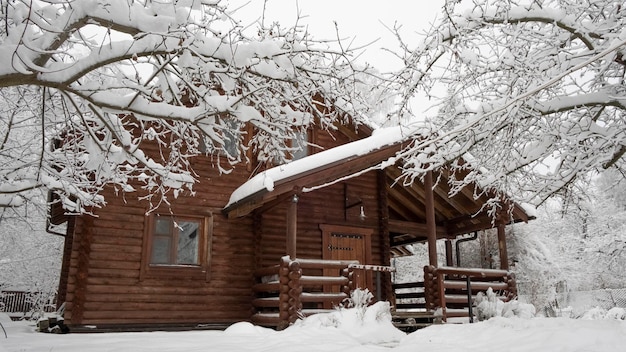 Foto casa de campo coberta de neve