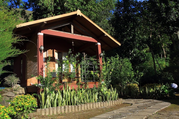 Casa de campo de madeira no jardim.