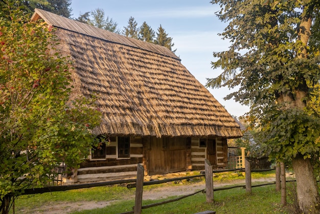 Casa de campo de madeira ucraniana autêntica rural tradicional na restauração do museu dos Cárpatos