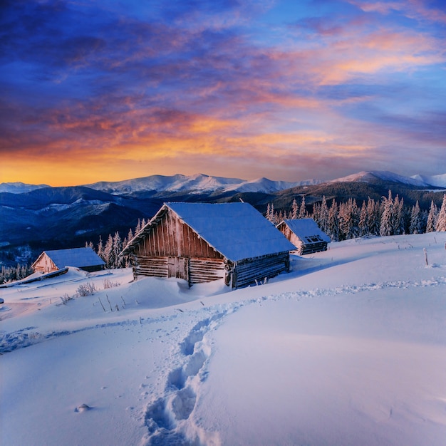 Casa de campo nas montanhas nevadas