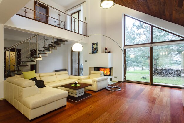 Foto casa de designer com entrada e sala de estar espaçosa