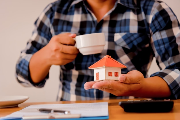 Casa de detenção que representa a propriedade da casa e o negócio imobiliário.