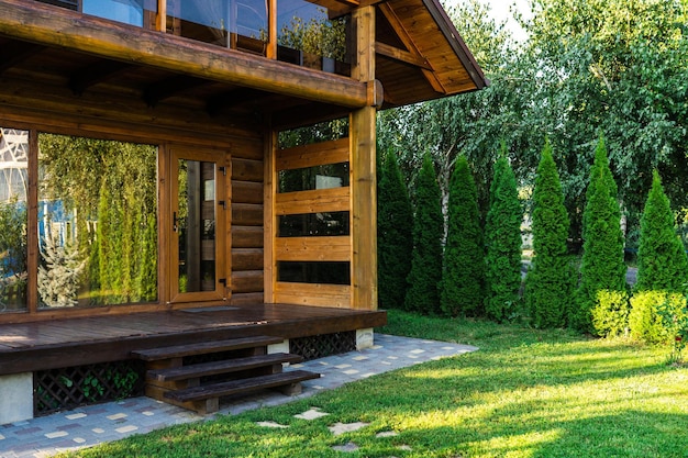 Casa de dois andares de madeira na natureza da primavera