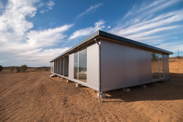 Casa de escritório móvel em um campo de sujeira