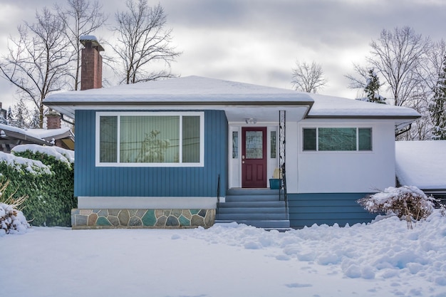 Casa de família com quintal na neve