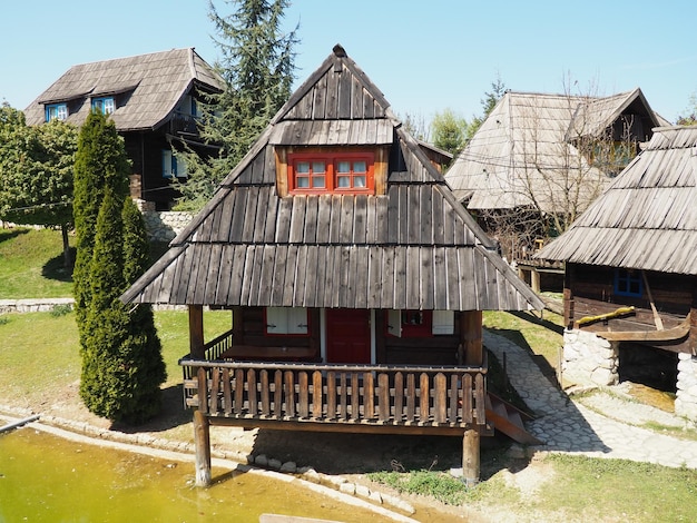 Casa de fazenda da aldeia de toras do século XIX habitação tradicional da montanha bósnia restaurada etno construção implementos de trabalho agrícola