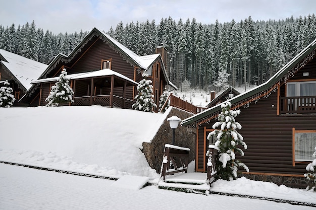 Casa de férias em resort de férias de montanha coberto de neve fresca no inverno. Casa de madeira.