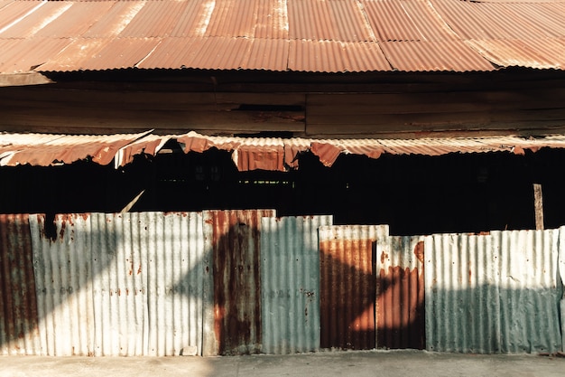 Casa de folhas de metal precárias no sudeste da Ásia