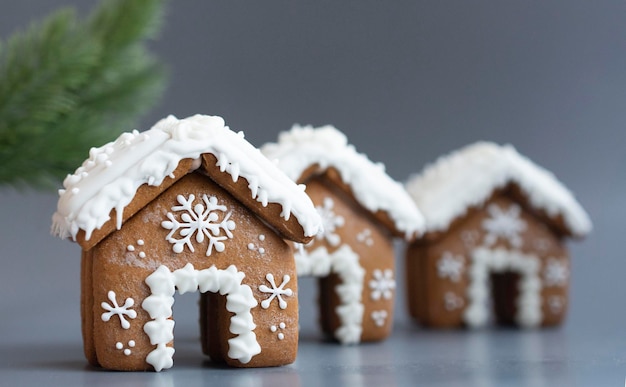 casa de gengibre em fundo azul, ano novo e fundo de natal, luzes de natal