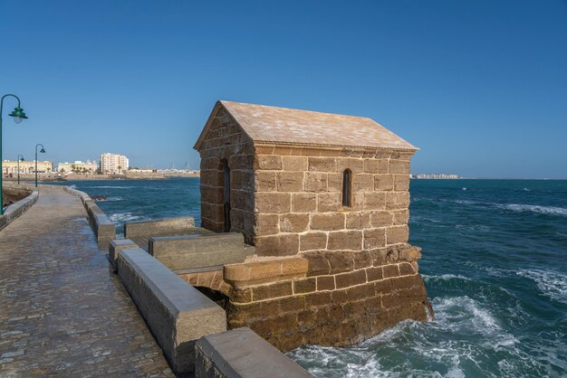 Casa de guarda na passarela Paseo Fernando Quinones acesso ao Castelo de São Sebastião Cádiz Andaluzia Espanha