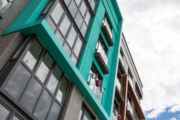 Casa de habitação contra o céu nublado