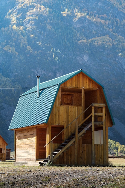 Casa de hóspedes de madeira no acampamento turístico no vale da montanha. rússia, altai, trato akkurum