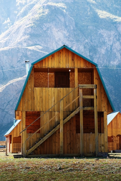 Casa de hóspedes de madeira no acampamento turístico no vale da montanha. Rússia, Altai, trato Akkurum