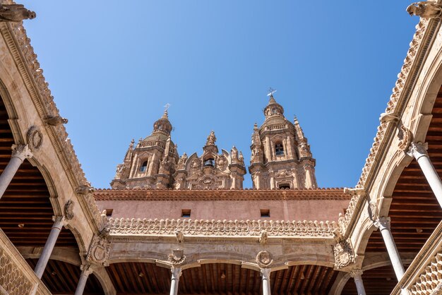 Casa de la Conchas e suas varandas esculpidas com a igreja Clericia em Salamanca Espanha