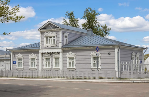 Foto casa de lvovs em kolomna uma antiga casa de madeira com decoração esculpida e um mezanino