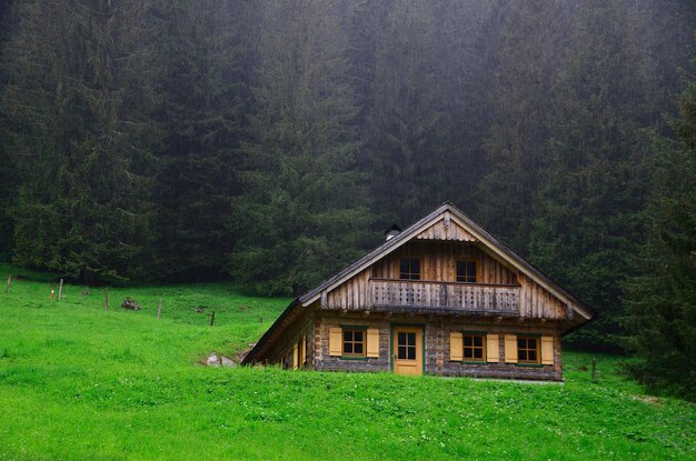 Casa de madeira e chuva